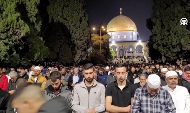 Mescid-i Aksa'da 150 bin kişi teravih namazı için saf tuttu