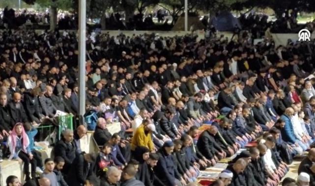 Mescid-i Aksa'da 150 bin kişi teravih namazı için saf tuttu