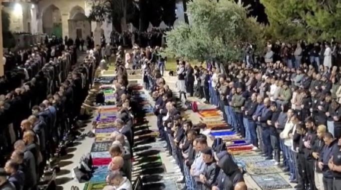 Mescid-i Aksa&#039;da 150 bin kişi teravih namazı için saf tuttu