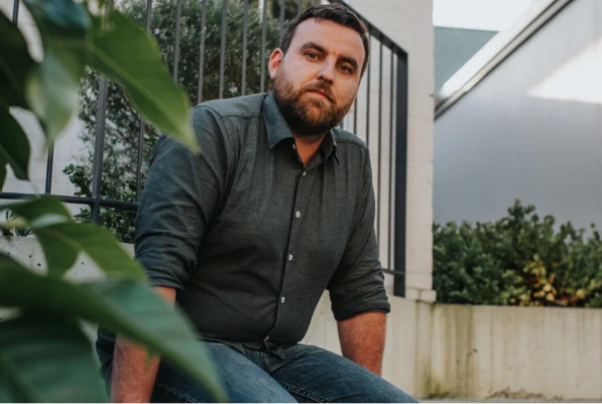 Ödüllü yazar Benjamin Stevenson'dan soluk soluğa okunan bir macera: Ailemdeki Herkes Birini Öldürdü