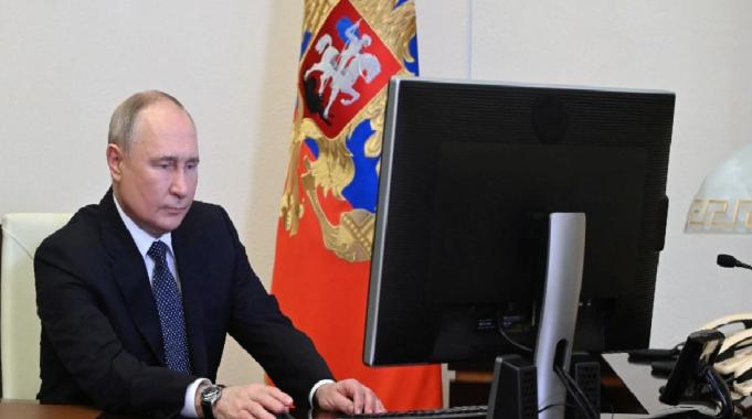 Rusya sandık başında! Vladimir Putin oyunu kullandı