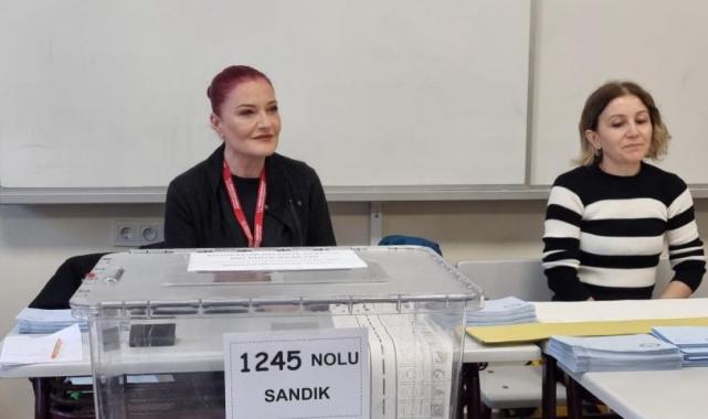 Sanatçı Candan Erçetin sandık görevlisi oldu