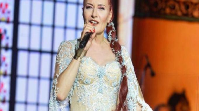 Sanatçı Candan Erçetin sandık görevlisi oldu