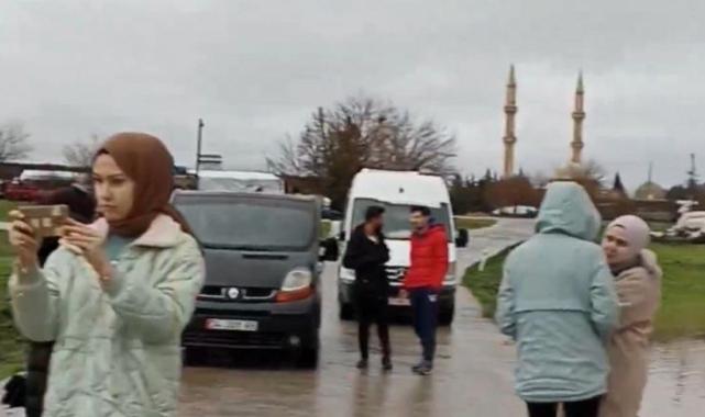 Şanlıurfa'da sel suları otomobili dereye sürükledi, yolcular kıl payı kurtuldu