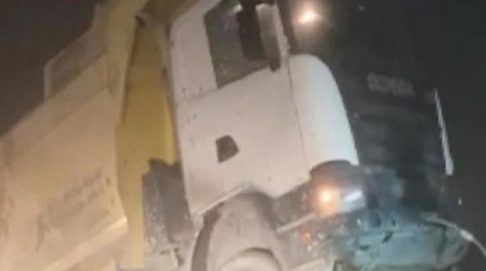 Sultangazi&#039;de hafriyat döken kamyon uçuruma düştü