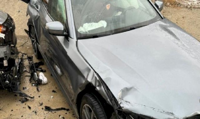 Aksaray'da kazaya yapan otomobilden inen anne- oğula başka araç çarptı