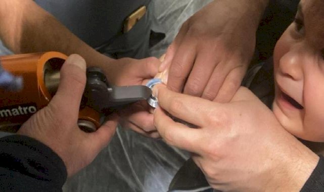 Erzincan'da parmağı meşrubat açacağına sıkışan çocuğu itfaiye kurtardı