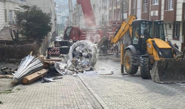 Esenyurt'ta onarım yapılan minarenin bir kısmı koparak binaya çarptı