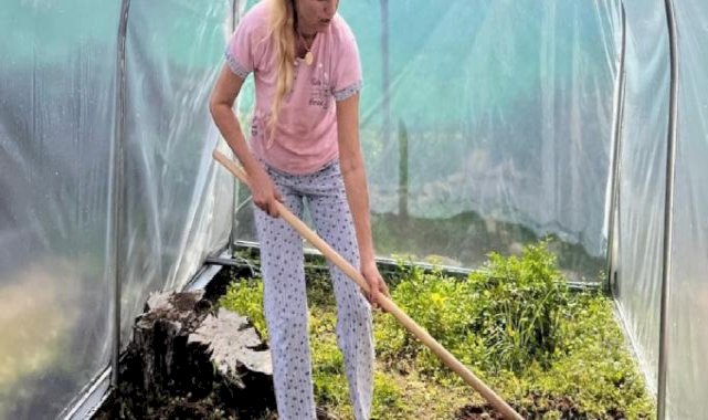 Eski manken Tuğba Özay, pijamayla bahçeye girdi! "Toprak bizim anamız"