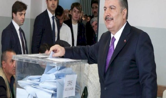 Fahrettin Koca sandık başında: Demokraside seçen seçilenden üstündür