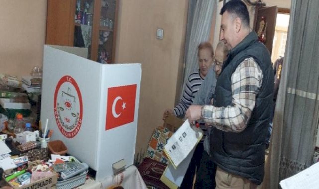 Hasta ve engelliler vatandaşlar, seyyar sandıklarda oylarını kullandı