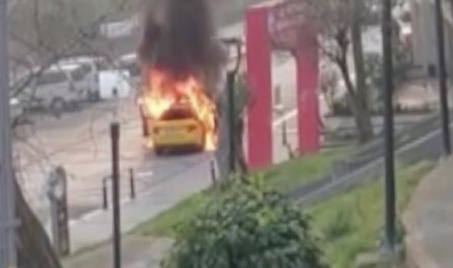 İstanbul Avcılar'da alev alan taksi park halindeki otomobile çarptı