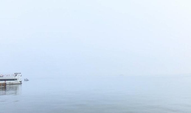 İstanbul günlerdir yoğun sis altında! İstanbul Boğazı'nda göz gözü görmüyor