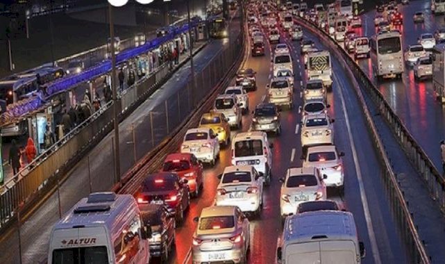İstanbul'da her yağış sonrası aynı manzara! Trafik durma noktasına geldi