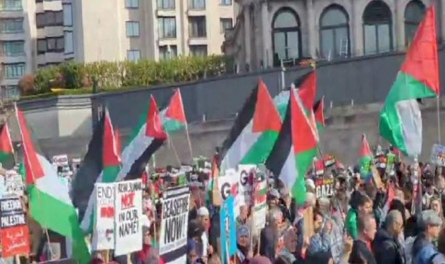 Londra'da on binlerce protestocu, Gazze'de ateşkes için yürüdü