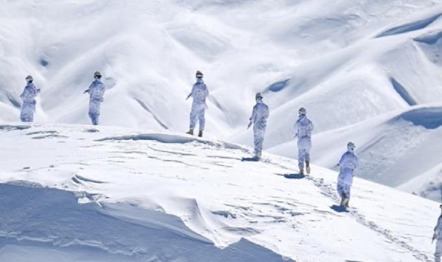 Mehmetçik kar-kış dinlemiyor! Türk askerinin terörle mücadelesinden kareler...
