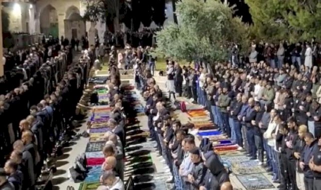 Mescid-i Aksa'da 150 bin kişi teravih namazı için saf tuttu