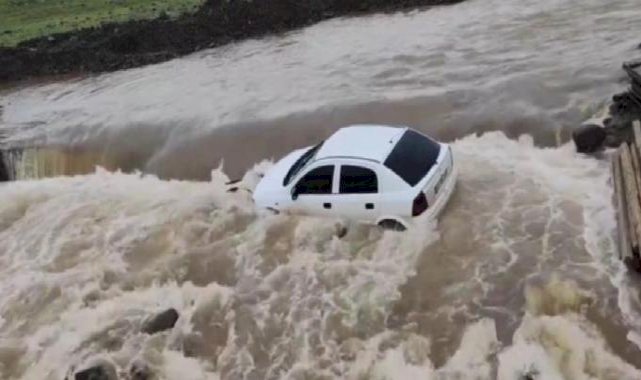 Şanlıurfa'da sel suları otomobili dereye sürükledi, yolcular kıl payı kurtuldu