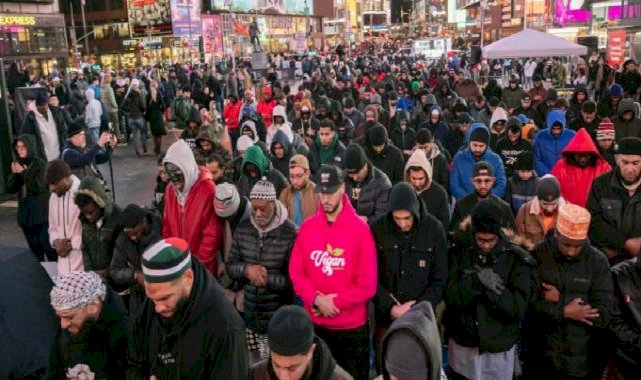 Times Meydanı'nda ilk teravih namazı kılındı