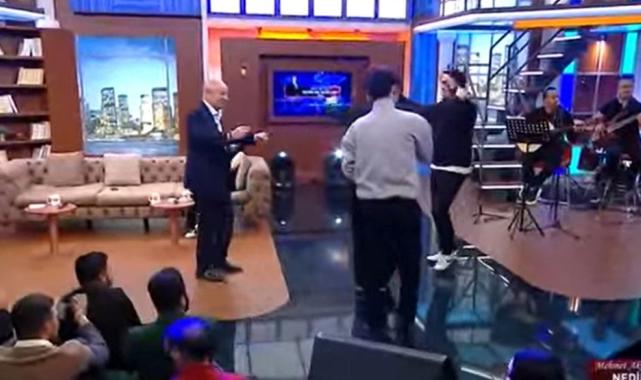 Turgut Altınok canlı yayında gençlerle misket oynadı