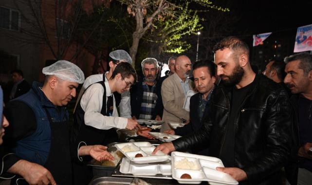 Tuzla Belediyesi, KİPTAŞ 2. Etap Konutları’nda 2 bin 500 kişilik sokak iftarı düzenledi