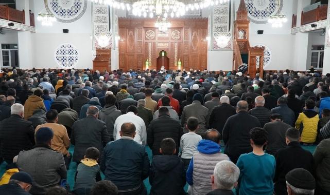 Yurdun dört bir yanında camiler, ilk teravih namazı için doldu