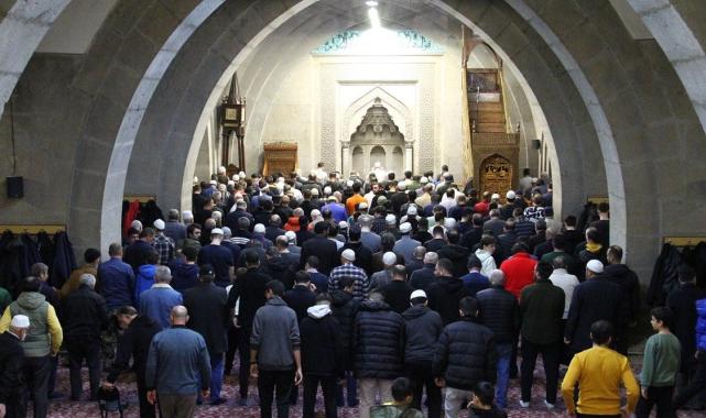 Yurdun dört bir yanında camiler, ilk teravih namazı için doldu