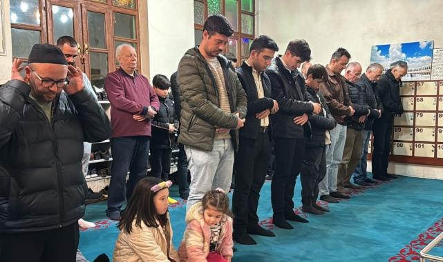 Yurdun dört bir yanında camiler, ilk teravih namazı için doldu