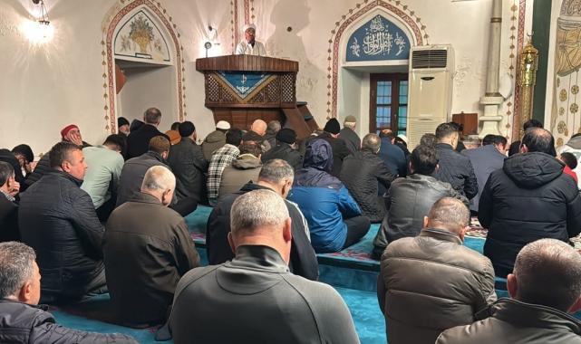 Yurdun dört bir yanında camiler, ilk teravih namazı için doldu