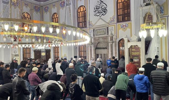 Yurdun dört bir yanında camiler, ilk teravih namazı için doldu