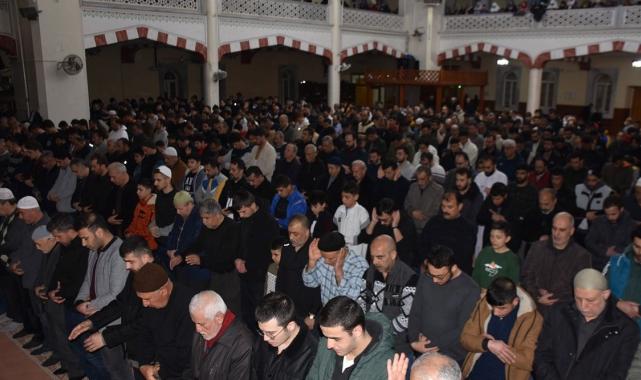 Yurdun dört bir yanında camiler, ilk teravih namazı için doldu