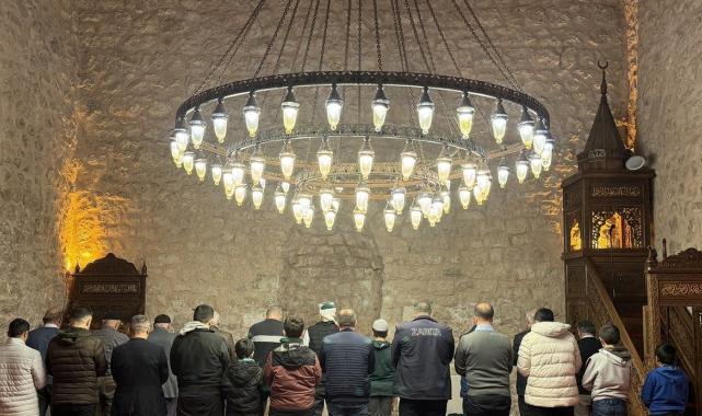 Yurdun dört bir yanında camiler, ilk teravih namazı için doldu