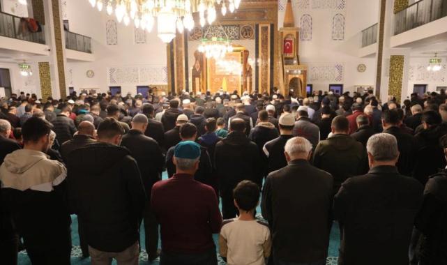 Yurdun dört bir yanında camiler, ilk teravih namazı için doldu