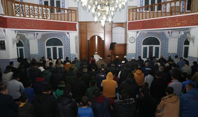 Yurdun dört bir yanında camiler, ilk teravih namazı için doldu