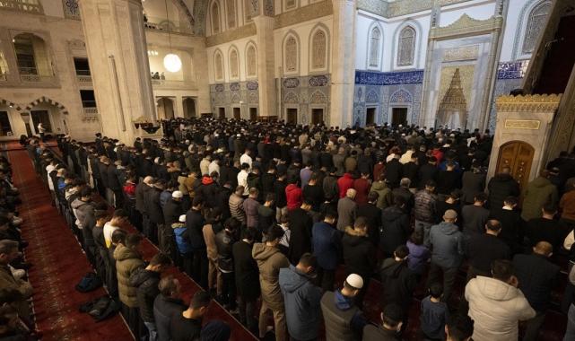 Yurdun dört bir yanında camiler, ilk teravih namazı için doldu