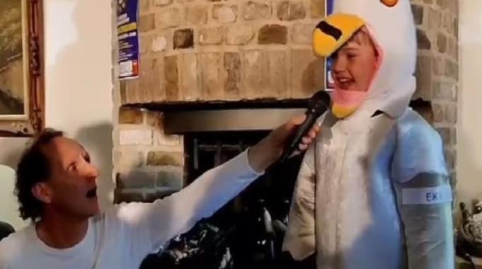 9 yaşındaki İngiliz Cooper Wallace, martı sesi çıkarmada şampiyon oldu