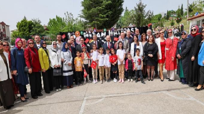 Alemdar miniklerin bayram coşkusuna ortak oldu