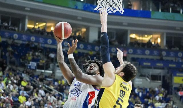 Anadolu Efes, Fenerbahçe'yi ligde devirdi