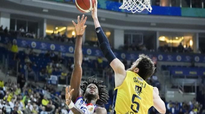 Anadolu Efes, Fenerbahçe'yi ligde devirdi