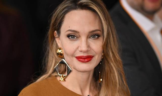 Angelina Jolie yeni dövme yaptırdı... Bakın anlamı neymiş