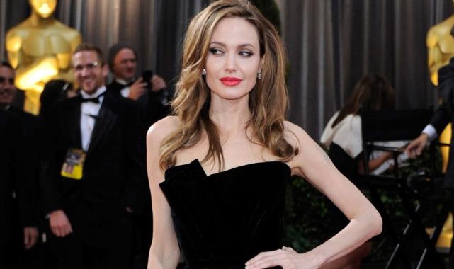 Angelina Jolie yeni dövme yaptırdı... Bakın anlamı neymiş