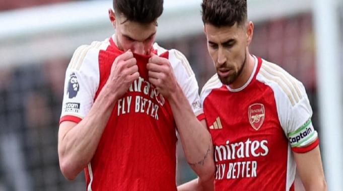 Arsenal, Aston Villa&#039;ya kaybederek liderliği bıraktı