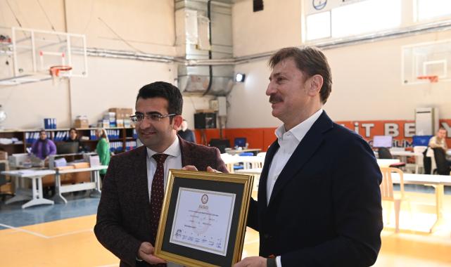 Bahçelievler Belediye Başkanı Hakan Bahadır mazbatasını aldı