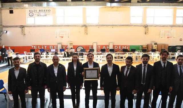 Bahçelievler Belediye Başkanı Hakan Bahadır mazbatasını aldı