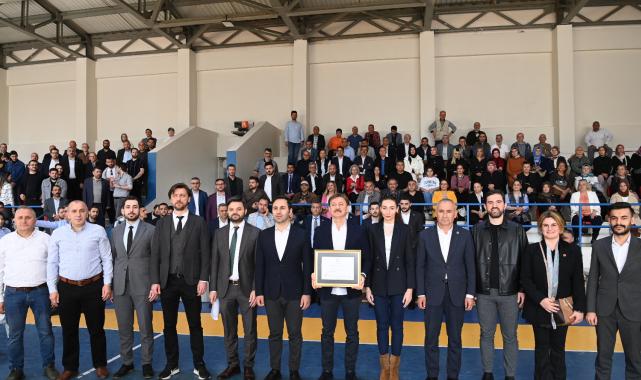 Bahçelievler Belediye Başkanı Hakan Bahadır mazbatasını aldı