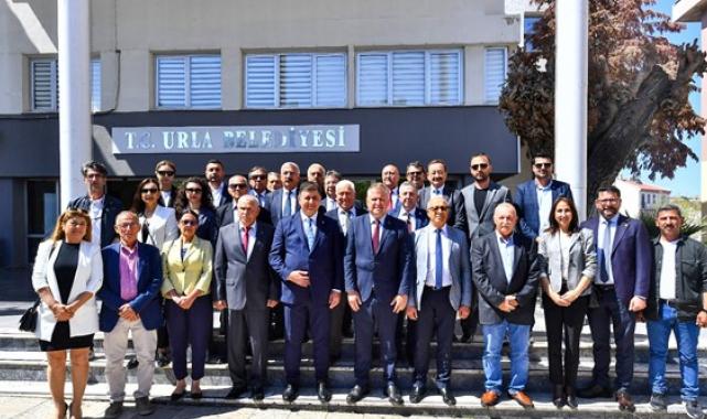 Başkan Tugay, bayramın ilk günü Urla ve Çeşme'de yurttaşlarla buluştu