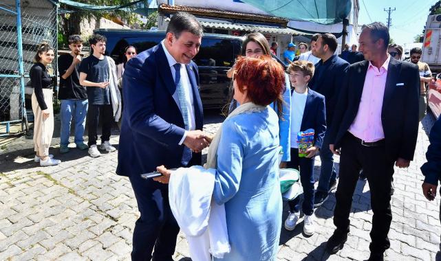 Başkan Tugay, bayramın ilk günü Urla ve Çeşme'de yurttaşlarla buluştu