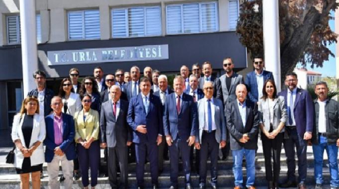 Başkan Tugay, bayramın ilk günü Urla ve Çeşme&#039;de yurttaşlarla buluştu