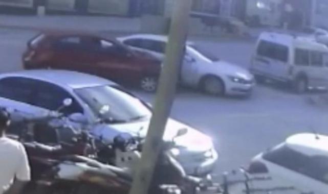 Burdur'da kavşağa kontrolsüz giren otomobiller çarpıştı