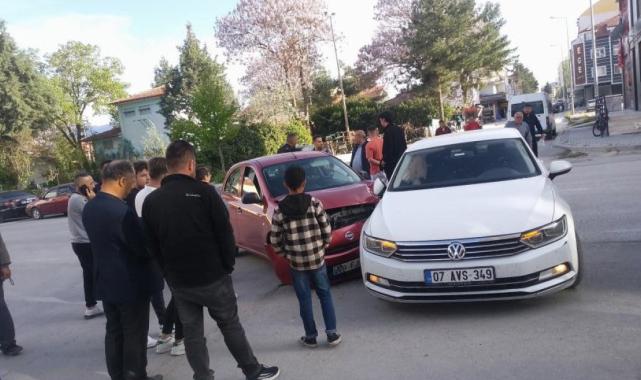 Burdur'da kavşağa kontrolsüz giren otomobiller çarpıştı